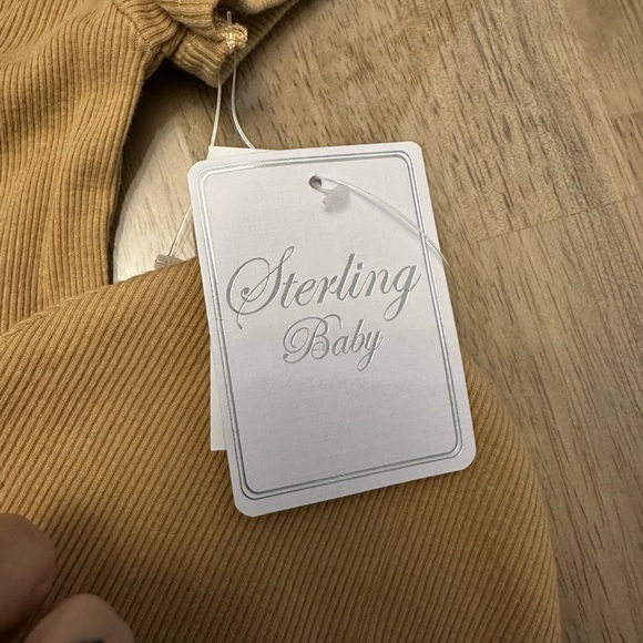 Three piece unisex 6 months Sterling Baby Set, includes onesie, shorts and a hat - Picture 5 of 7